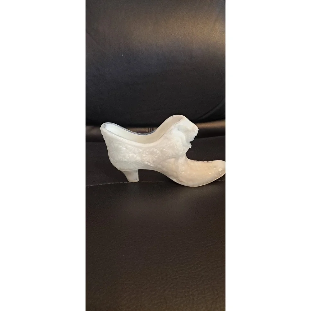 Boyd's Milkglass Cat Head Slipper 6